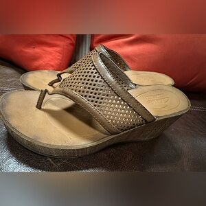 Women's CLARKS sandals Size 9M Platform Cork Wedge Thong‎ Slide Brown